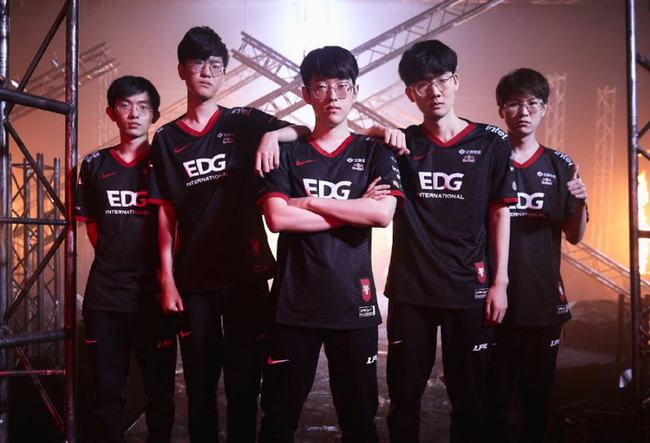 斯一边倾斜 斯一边倾斜